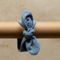 Opaska pin up muślinowa dla niemowlaka GOTS 0-3 mc niebieska jeans