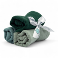 trzy urocze pieluszki dla niemowląt w odcieniach zieleni mięty eukaliptusa prezentujące ich miękkość oraz strukturę