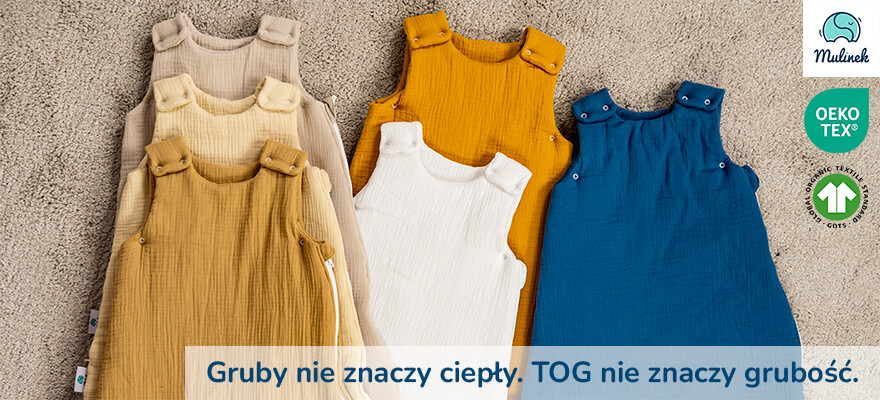 Pięć śpiworków niemowlęcych z muślinu Mulinek ułożonych płasko na beżowym dywanie, widok z góry, w kolorach beż, ecru, musztardowy, biały i granatowy, różne rozmiary. Grafika z artykułu o doborze TOG śpiworka do snu niemowlęcia, ze sloganem: Gruby nie znaczy ciepły. TOG nie znaczy grubość.